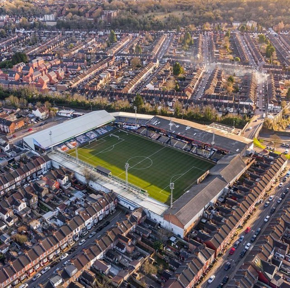 Keniworth Road, sân nhà của đội Luton Town - sân bóng nhỏ nhất và lâu đời nhất với 120 năm tuổi tại giải ngoại hạng hiện nay