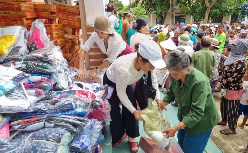 Tặng 500 suất quà cho người nghèo và học sinh khó khăn huyện Phú Thiện ảnh 1