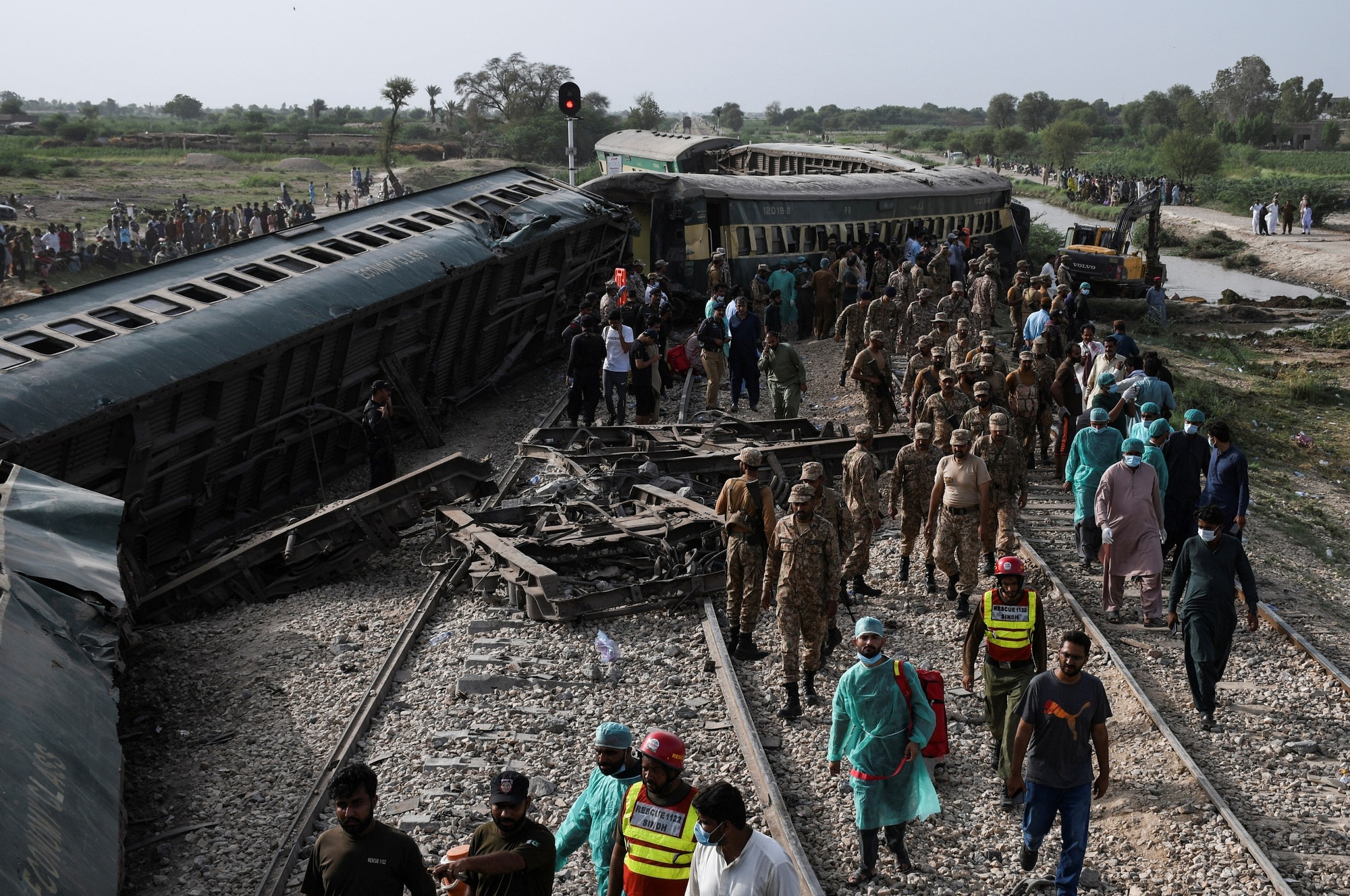 Tàu lửa trật bánh ở Pakistan, ít nhất 28 người chết - Ảnh 1.