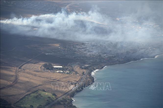 Khói bốc lên từ đám cháy rừng tại Lahaina, Hawaii, Mỹ, ngày 9/8/2023. Ảnh: AFP/TTXVN