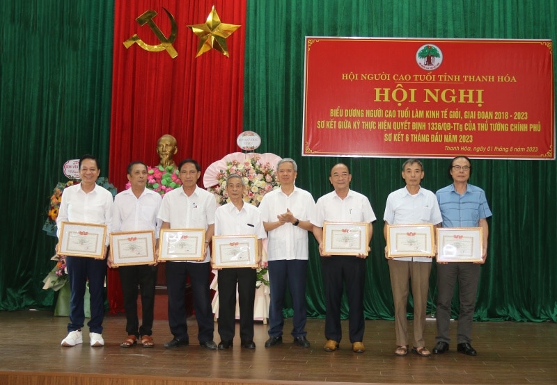 Ông Phan Văn Hùng, Phó Chủ tịch Trung ương Hội NCT Việt Nam trao Giấy chứng nhận của Trung ương Hội NCT Việt Nam cho các cá nhân đạt danh hiệu “NCT làm kinh tế giỏi” cấp toàn quốc giai đoạn 2018 - 2023.