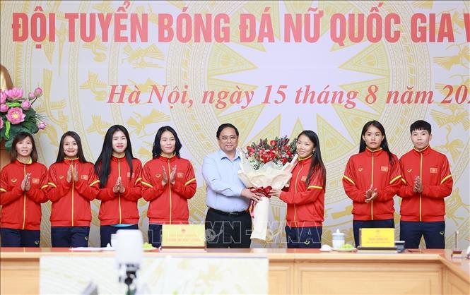 hủ tướng Phạm Minh Chính tặng hoa cho các cầu thủ Đội tuyển bóng đá nữ quốc gia Việt Nam. Ảnh: Dương Giang/TTXVN