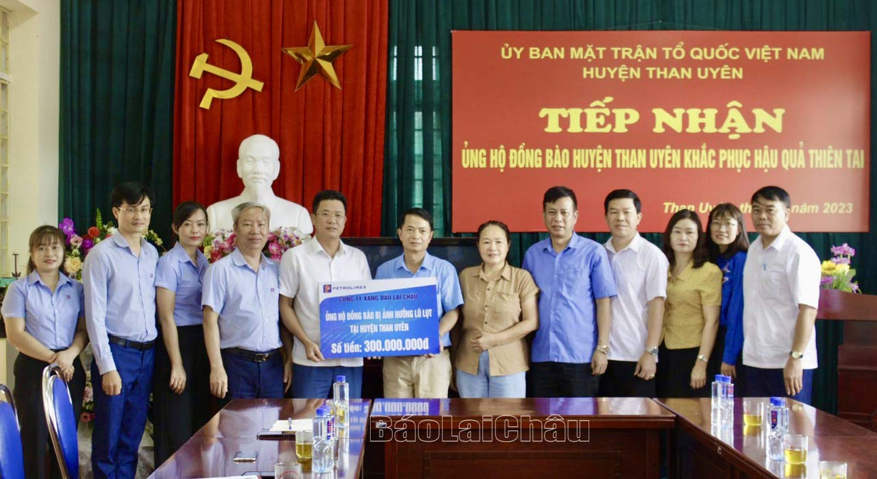 Ông Ngô Quang Vinh - Chủ tịch kiêm Giám dốc Công ty Xăng dầu Lai Châu cùng đoàn công tác của Công ty trao ủng hộ cho huyện Than Uyên khắc phục hậu quả thiên tai.