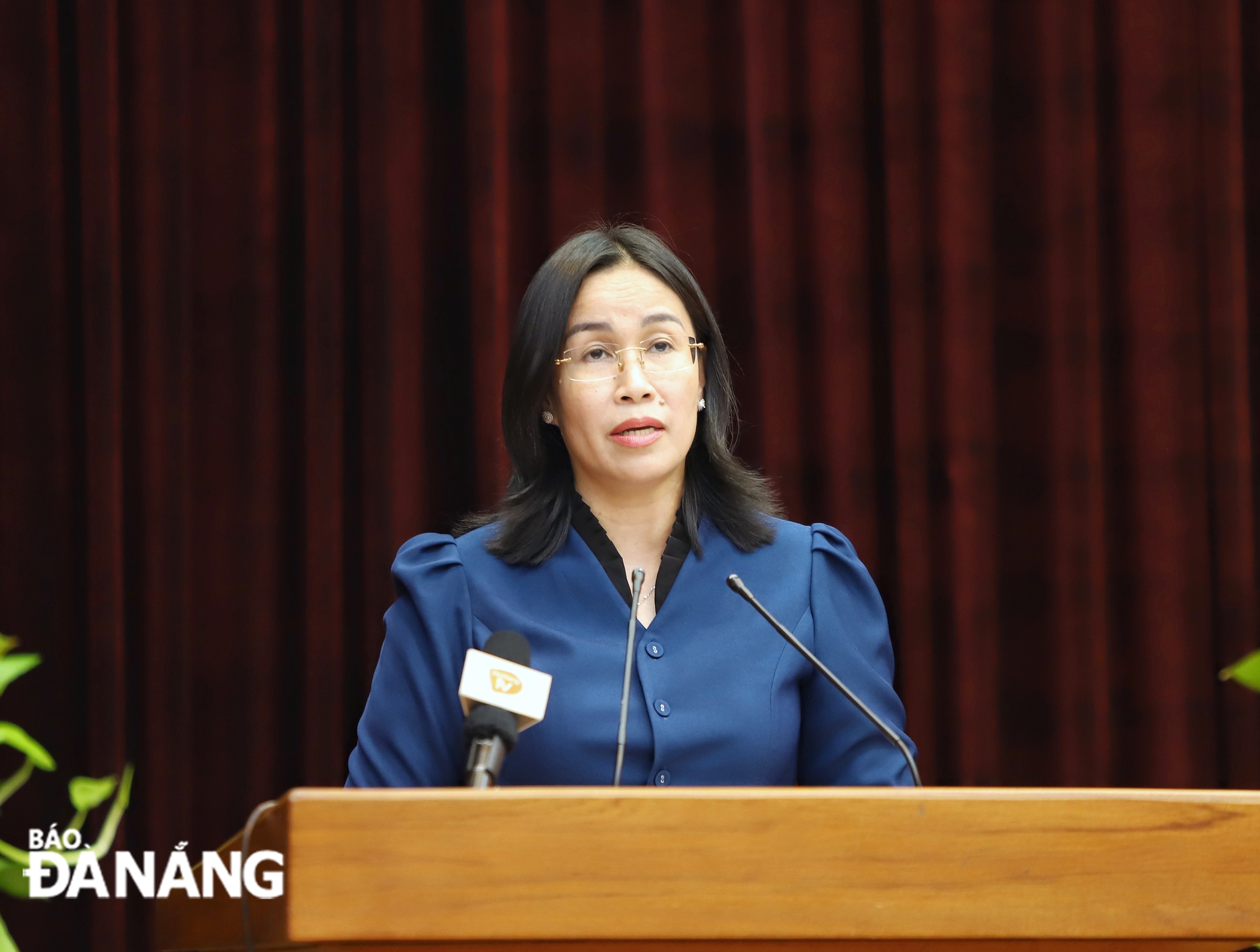 Phó Chủ tịch HĐND thành phố Nguyễn Thị Anh Thi phát biểu tham luận hội nghị. Ảnh: PV