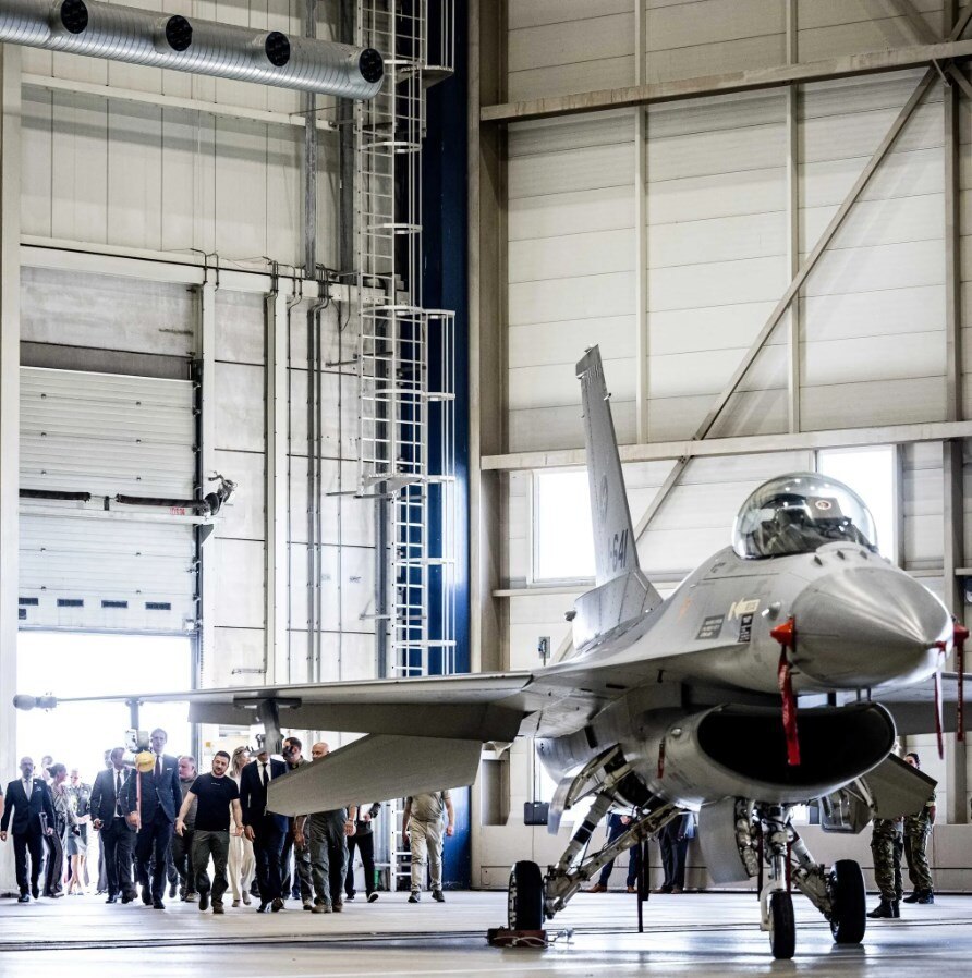 Tổng thống Volodymyr Zelensky của Ukraine tại một căn cứ không quân ở Hà Lan hôm qua. Tín dụng...Rob Engelaar/EPA, qua Shutterstock