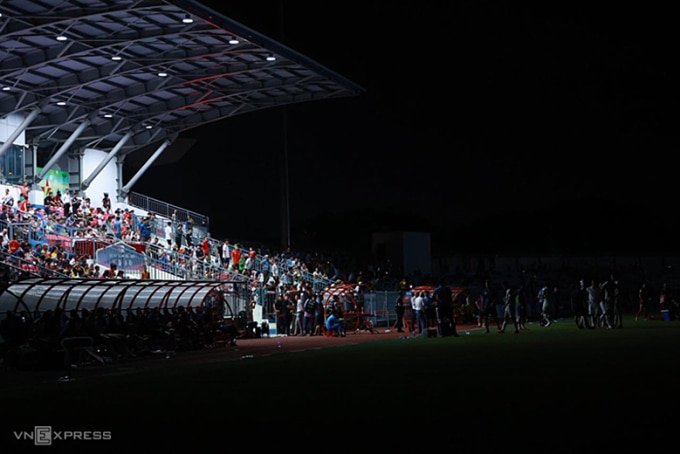 Sân mất điện khiến trận đấu giữa Hà Tĩnh và Hải Phòng bị gián đoạn ngày 10/8. Ảnh: Xuân Thuỷ