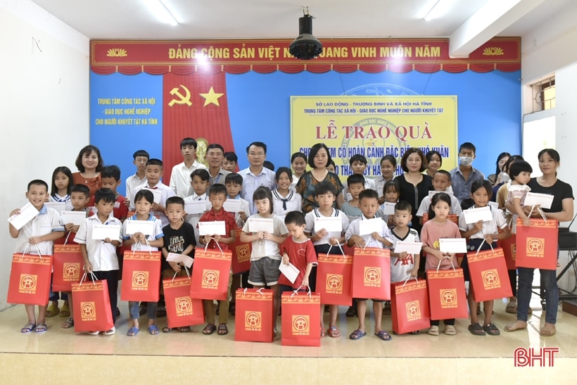 Trao 150 suất quà cho trẻ đặc biệt khó khăn ở Hà Tĩnh