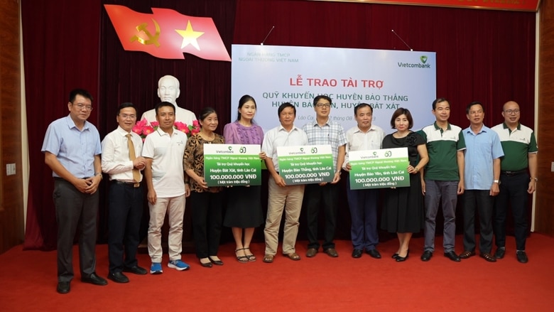 Vietcombank trao hỗ trợ cho 3 huyện Bảo Thắng, Bảo Yên, Bát Xát.jpg