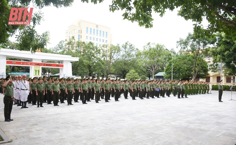 Trao Huy chương “Vì an ninh Tổ quốc”, “Chiến sĩ vẻ vang” cho CBCS Công an tỉnh Thanh Hóa
