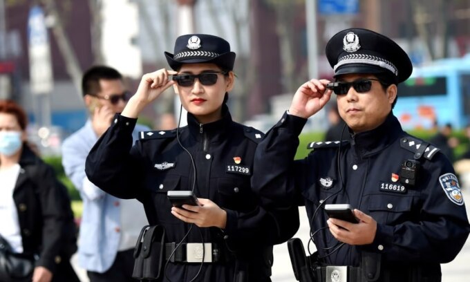 Cảnh sát Trung Quốc tại Lạc Dương, tỉnh Hà Nam. Ảnh: Reuters