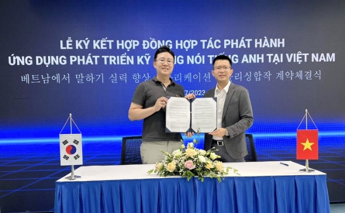 Ông Lê Việt Hoà, Giám đốc công ty VTC Online (phải) và ông Kim Min Woo, Giám đốc công ty Hodoo Labs ký hợp đồng hợp tác phát hành ứng dụng Betia English tại Việt Nam, tại Hà Nội, tháng 7 vừa qua. Ảnh: Phạm Đức