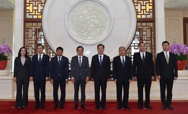 Phó Thủ tướng Trần Lưu Quang và Bí thư Tỉnh ủy Vân Nam Vương Ninh chụp ảnh lưu niệm cùng các đại biểu. (Ảnh: Báo Điện tử Chính phủ)