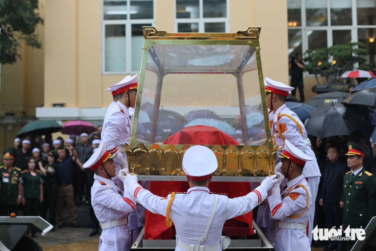 Đội danh dự đưa linh cữu của cố Phó thủ tướng Lê Văn Thành lên linh xa trở về quê nhà an táng - Ảnh: NGUYỄN KHÁNH