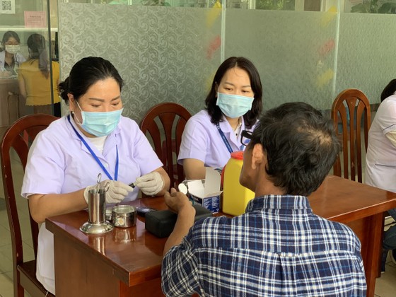 Bệnh viện Nhân dân Gia Định khám chữa bệnh, cấp phát thuốc miễn phí cho người dân  ảnh 3