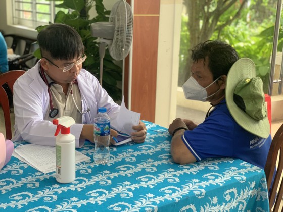 Bệnh viện Nhân dân Gia Định khám chữa bệnh, cấp phát thuốc miễn phí cho người dân  ảnh 1