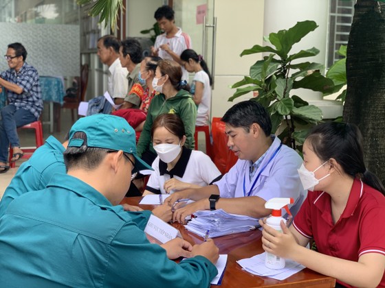 Bệnh viện Nhân dân Gia Định khám chữa bệnh, cấp phát thuốc miễn phí cho người dân  ảnh 2
