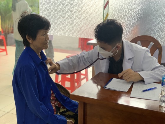 Bệnh viện Nhân dân Gia Định khám chữa bệnh, cấp phát thuốc miễn phí cho người dân  ảnh 4