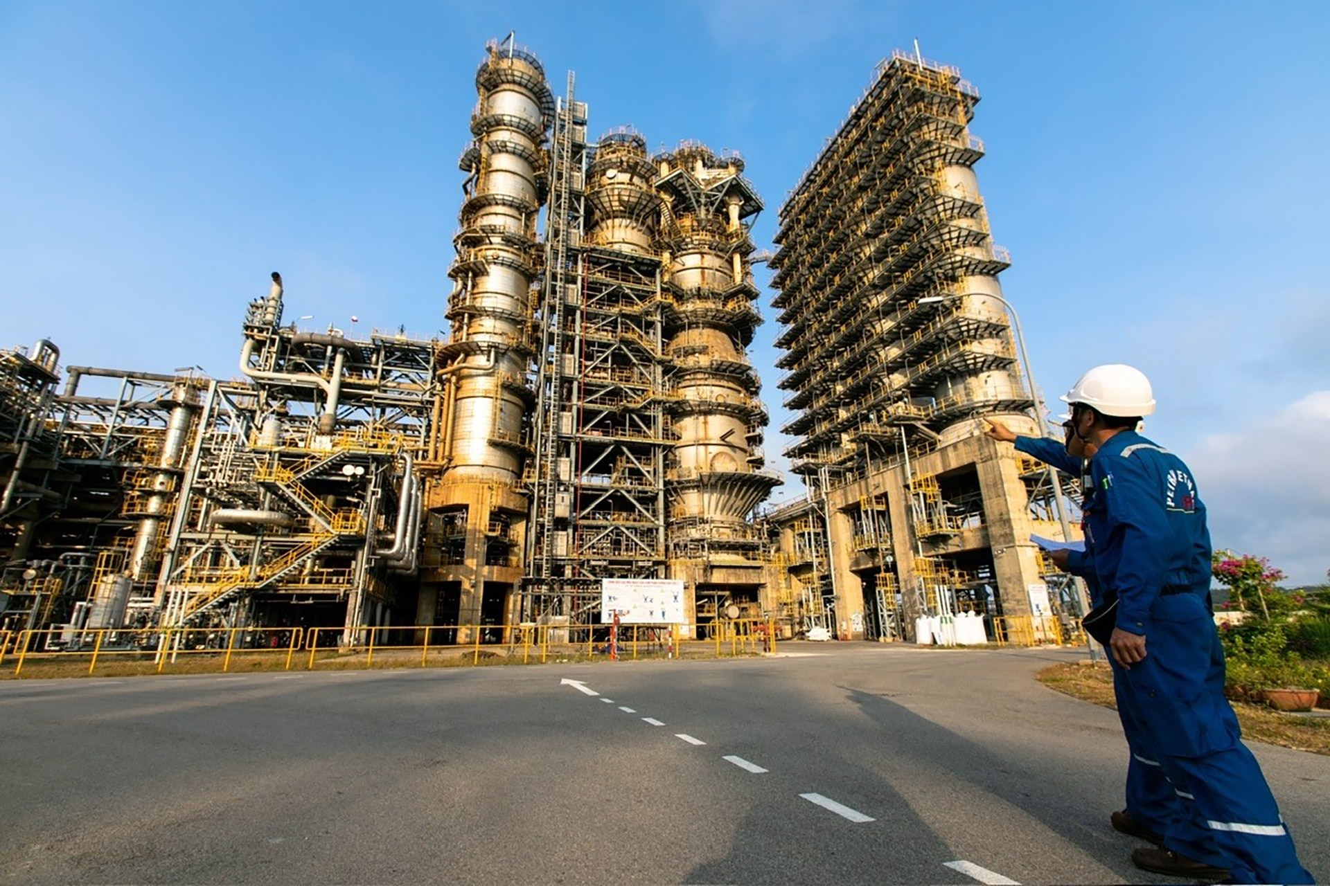 Các kỹ sư kiểm tra thiết bị tại nhà máy lọc dầu Dung Quất -một trong những nhà máy lọc dầu đầu tiên của đất nước