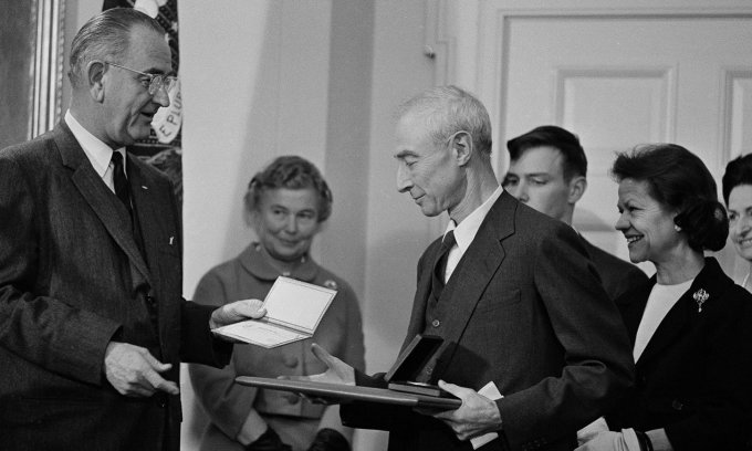 J. Robert Oppenheimer được cựu tổng thống Mỹ Lyndon B. Johnson trao tặng giải thưởng Enrico Fermi vào ngày 2/12/1963. Ảnh: AP