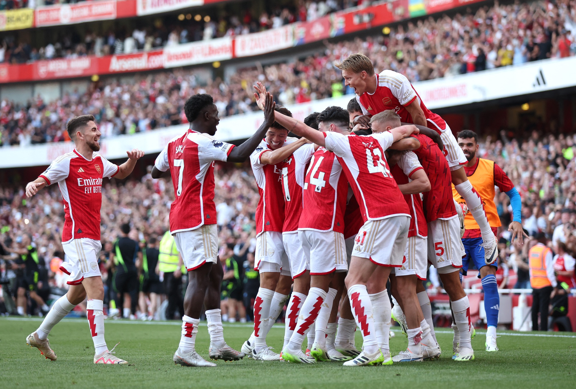 ‘Bom tấn’ Declan Rice ghi bàn phút bù giờ, Arsenal nối dài mạch thắng trước M.U - Ảnh 2.