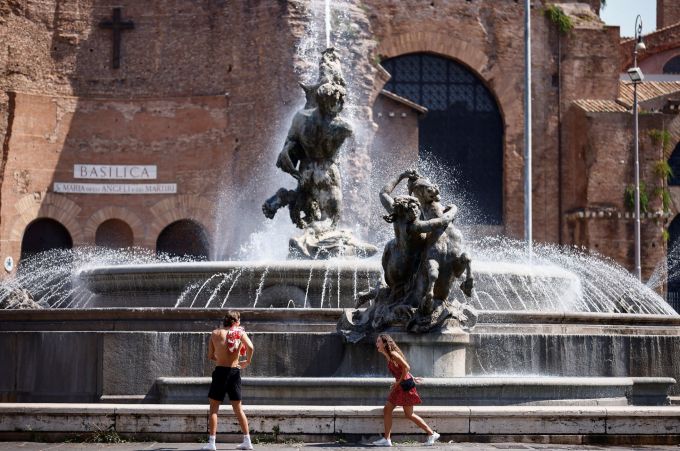 Khách du lịch tại Fontana delle Naiadi của Rome, trong đợt nắng nóng vào tháng 8. Ảnh: Reuters
