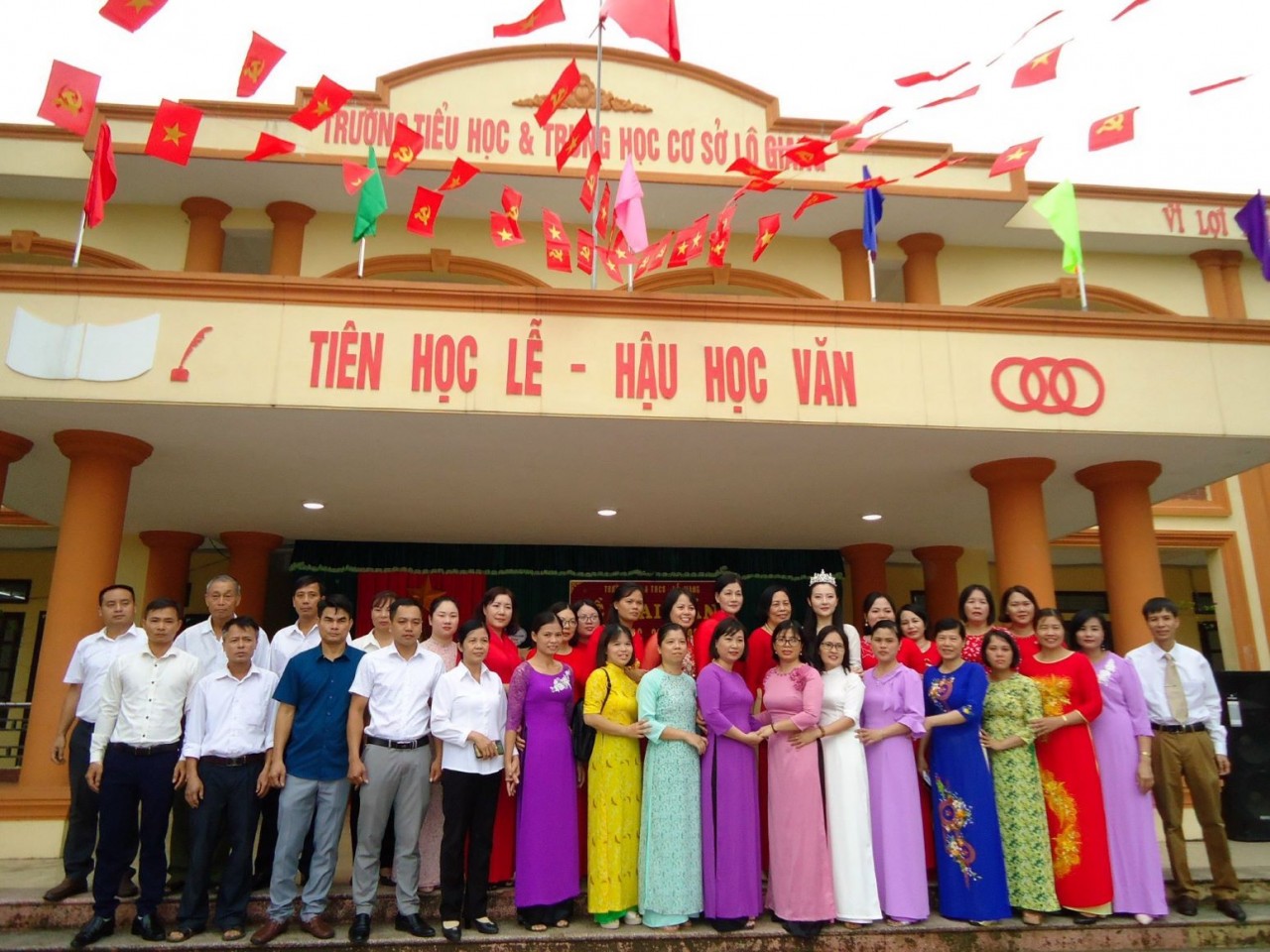 Hoa hậu quốc tế Việt Nhật mừng năm học mới với trẻ em khuyết tật