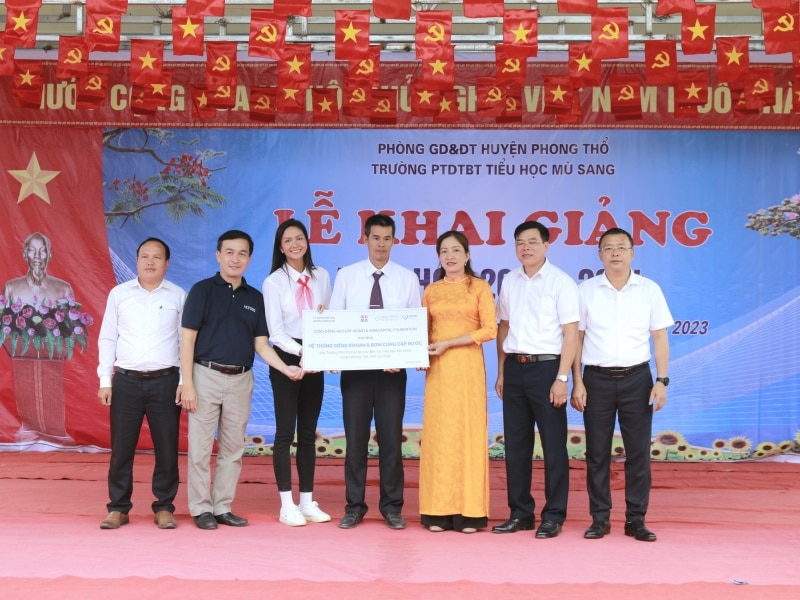Đại diện VCF và Hoa hậu H'Hen Niê trao bảng tài trợ tượng trưng cho đại diện huyện Phong Thổ và trường Tiểu học Mù Sang.