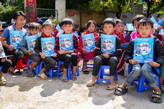 Sách tô màu kết hợp phổ biến kiến thức về vệ sinh và bảo vệ hệ tiêu hoá được trao tặng đến các em học sinh trong dự án. Ảnh: Tùng Đinh.