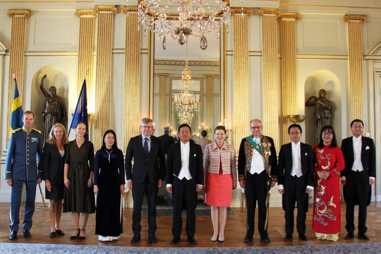 Đại sứ Việt Nam Trần Văn Tuấn trình Quốc thư lên Nhà vua Thụy Điển