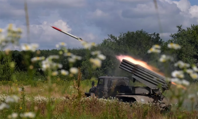 Pháo phản lực Nga tập kích vị trí Ukraine trên hướng Krasno-Lyman ngày 16/7. Ảnh: RIA Novosti