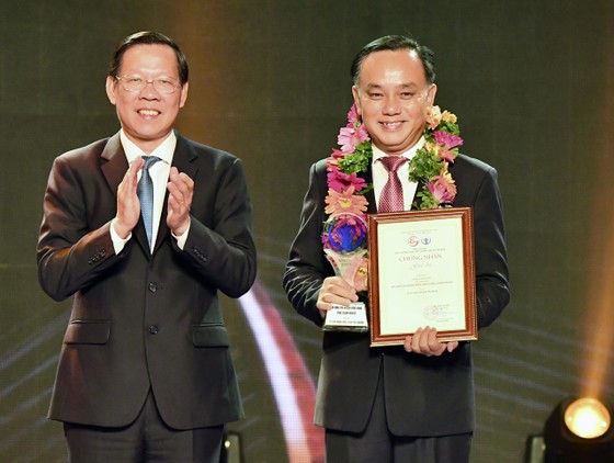 Chủ tịch UBND TPHCM Phan Văn Mãi trao giải Ba cho mô hình Phú Nhuận đồng hành cùng doanh nghiệp. Ảnh: VIỆT DŨNG ảnh 2
