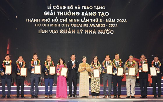 Chủ tịch UBND TPHCM Phan Văn Mãi và nguyên Chủ tịch HĐND TPHCM Nguyễn Thị Quyết Tâm trao giải cho các cá nhân, tập thể đạt giải. Ảnh: VIỆT DŨNG ảnh 4