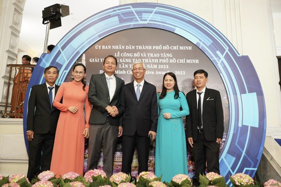 Phó Chủ tịch UBND TPHCM Võ Văn Hoan chúc mừng nhóm tác giả Tổng Công ty Cấp nước Sài Gòn đạt Giải thưởng Sáng tạo TPHCM lần 3 ảnh 5