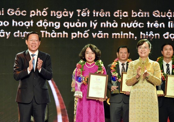 Chủ tịch UBND TPHCM Phan Văn Mãi và nguyên Chủ tịch HĐND TPHCM Nguyễn Thị Quyết Tâm trao giải Nhì hội thi Góc phố ngày Tết của quận 1. Ảnh: VIỆT DŨNG ảnh 3
