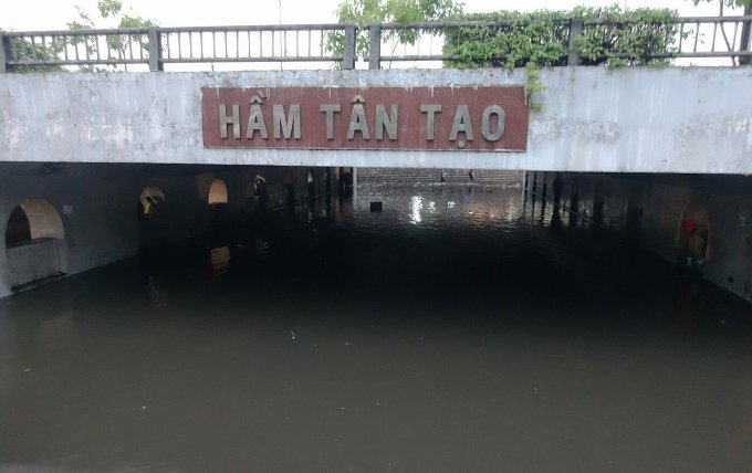 Hầm chui Tân Tạo (quận Bình Tân, TP HCM) ngập sâu. Ảnh: Đình Văn