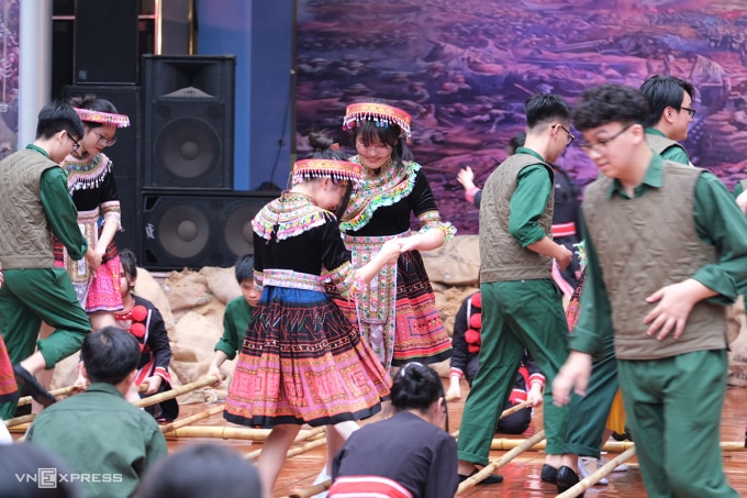 Học sinh trường THCS và THPT Lômônôxốp, Hà Nội, tái hiện cảnh bộ đội và nhân dân cùng nhau múa sạp trong chương trình Âm vang Điện Biên Phủ, được tổ chức vào lễ bế giảng, tháng 5/2022. Ảnh: Dương Tâm
