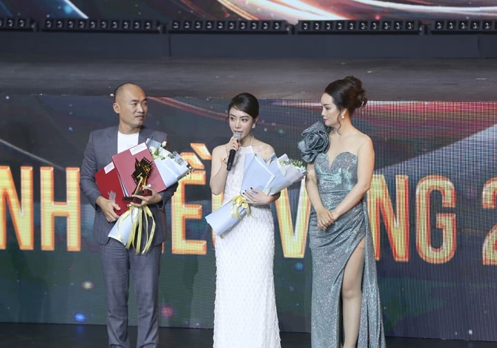 Thu Trang lên nhận giải "Nữ chính xuất sắc nhất phim điện ảnh".