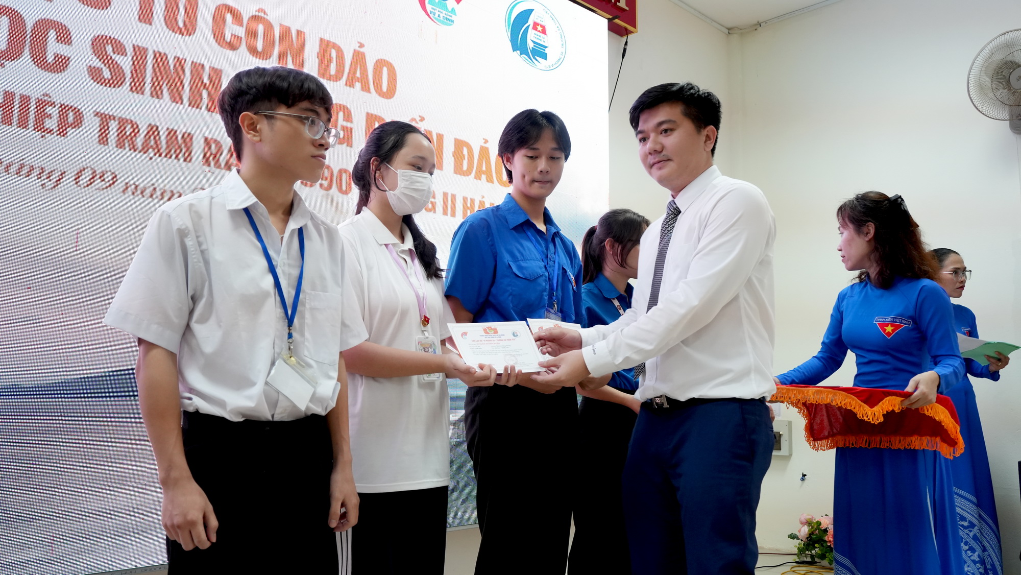 Quỹ từ thiện Kim Oanh tặng học bổng tại Côn Đảo - Ảnh 5.