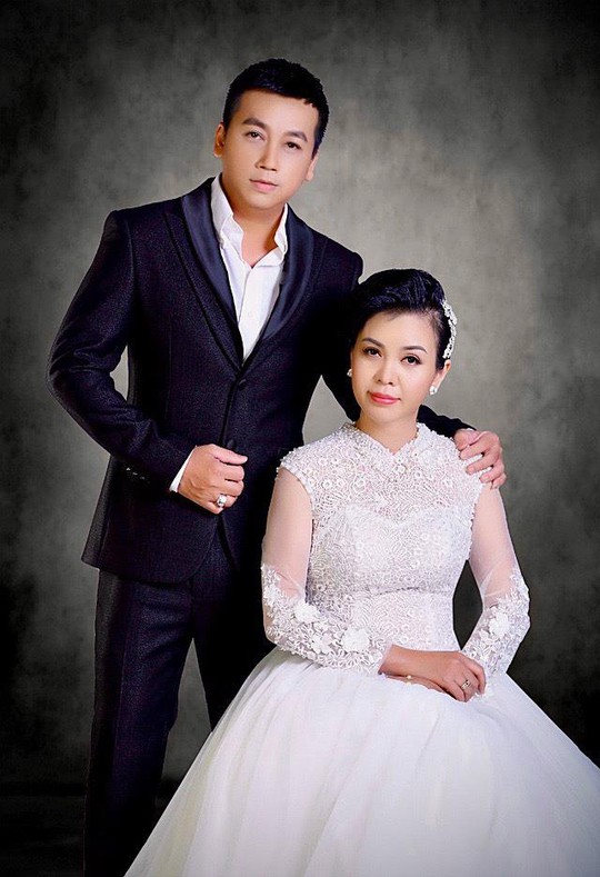 Ca sĩ Lưu Thiên Ân và bà xã Phan Tường Loan kỉ niệm 18 năm ngày cưới - Ảnh 2.