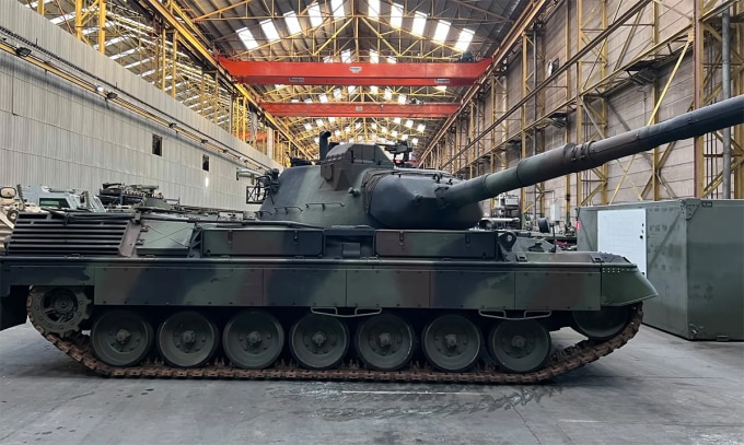 Xe tăng Leopard 1 trong kho của hãng OIP tại ngoại ô thành phố Tournai, Bỉ ngày 31/1. Ảnh: Guardian