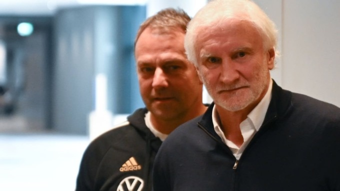 Rudi Voller (phải), 63 tuổi, hiện làm Giám đốc DFB. Thời còn thi đấu, ông đá tiền đạo cho Bremen, Marseille, Leverkusen, là trụ cột tuyển Đức vô địch World Cup 1990. Voller từng làm HLV trưởng tuyển Đức giai đoạn 2000-2004, đưa đội vào chung kết World Cup 2002. Ảnh: DFB