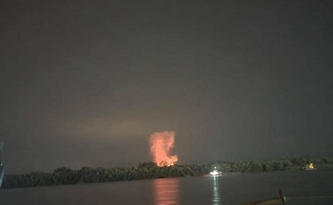 Hình ảnh khói và lửa trên bờ sông Danube do người phát ngôn Bộ Ngoại giao Ukraine Oleg Nikolenko đăng trên Facebook ngày 4/9. Ảnh: Facebook/Oleg Nikolenko