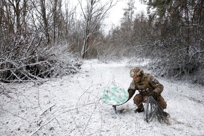 Lính Ukraine cùng thiết bị Starlink tại Kreminna hồi tháng 2. Ảnh: Reuters