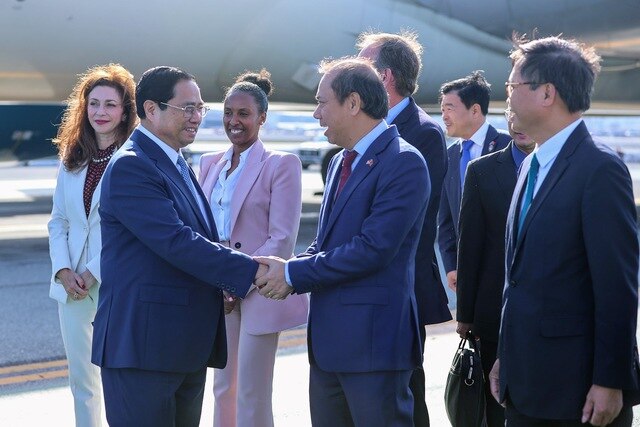 Đại sứ Việt Nam tại Mỹ Nguyễn Quốc Dũng đón Thủ tướng tại sân bay. Ảnh: VGP