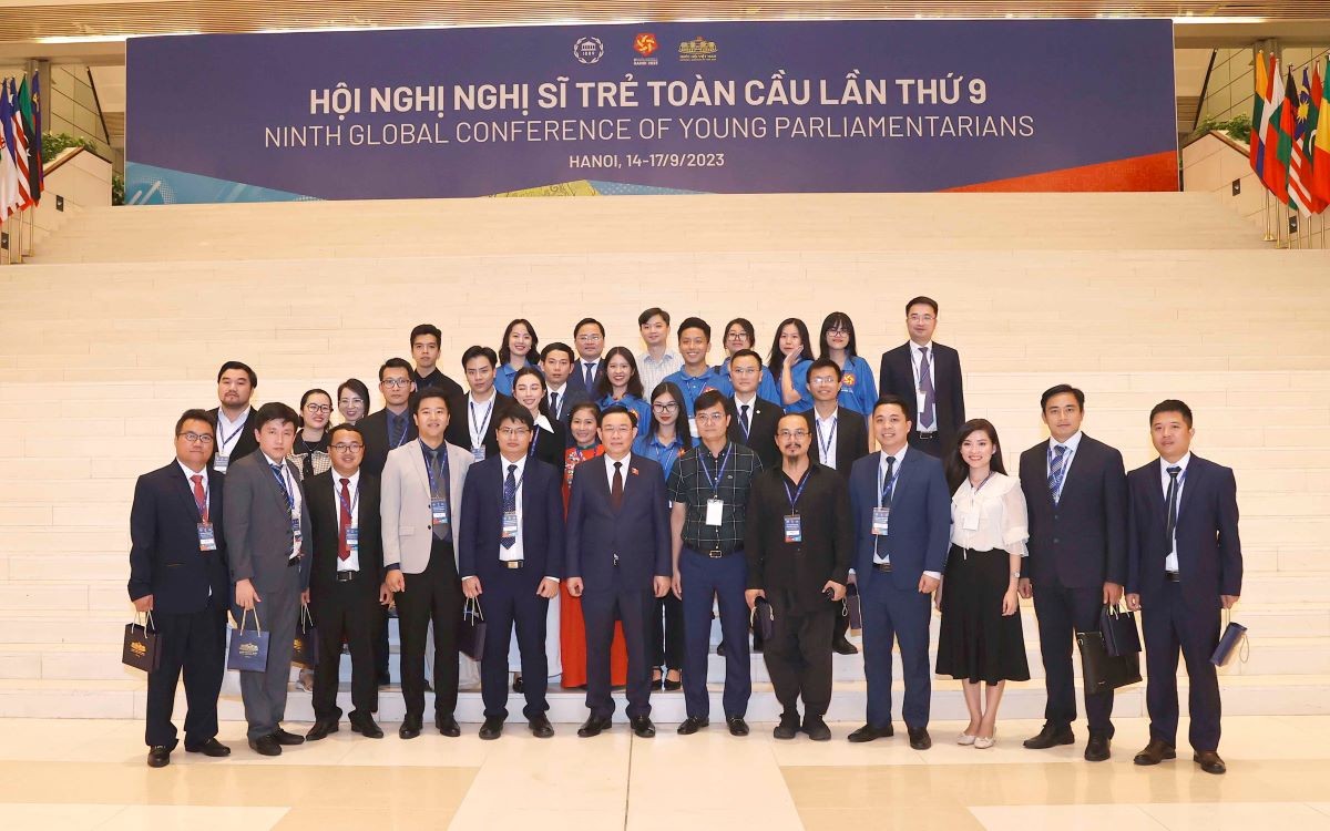 Chủ tịch Quốc hội Vương Đình Huệ gặp mặt thanh niên Việt Nam tiêu biểu tham dự Hội nghị Nghị sĩ trẻ toàn cầu