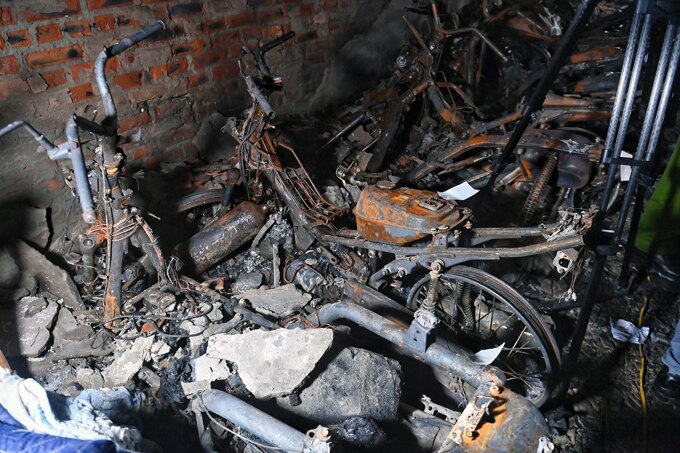 Hàng chục xe máy bị cháy trơ khung tại tầng 1 chung cư mini ở phố Khương Hạ, Thanh Xuân. Ảnh: Giang Huy