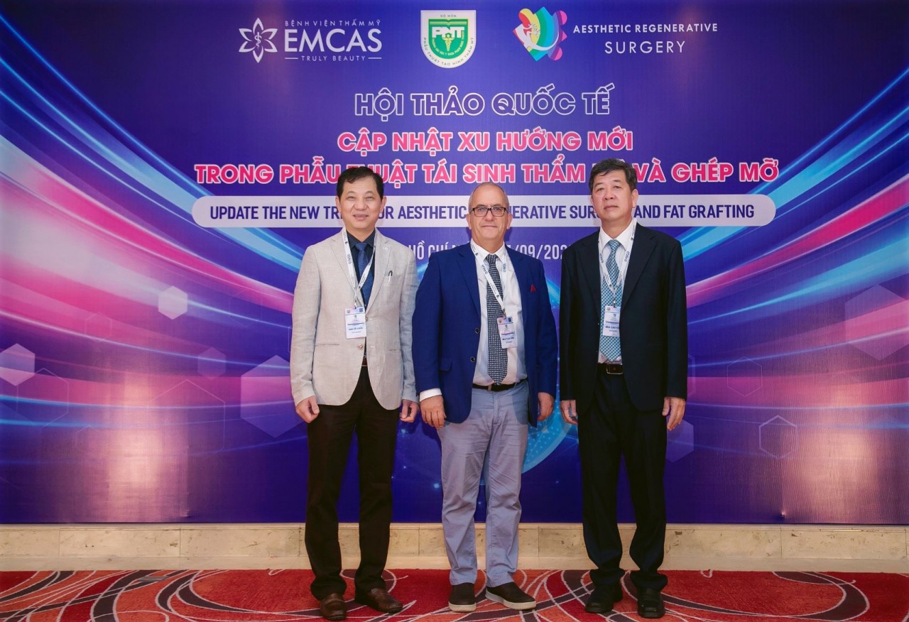 TS.BS. Amin Kalaaji (giữa) chụp hình cùng PGS.TS.BS. Nguyễn Đình Tùng (phải) và Bác sĩ Phạm Xuân Khiêm.