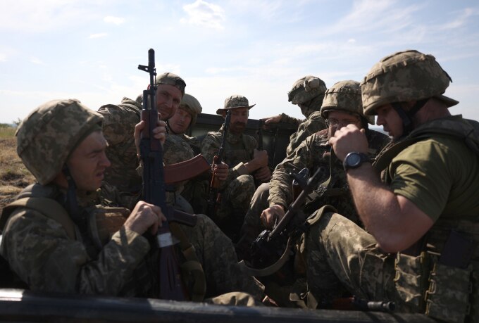 Binh sĩ Ukraine huấn luyện gần tiền tuyến ở Donetsk ngày 8/6. Ảnh: AFP