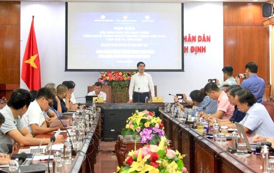 Ông Lâm Hải Giang, Phó Chủ tịch UBND tỉnh Bình Định thông tin tại họp báo ảnh 2