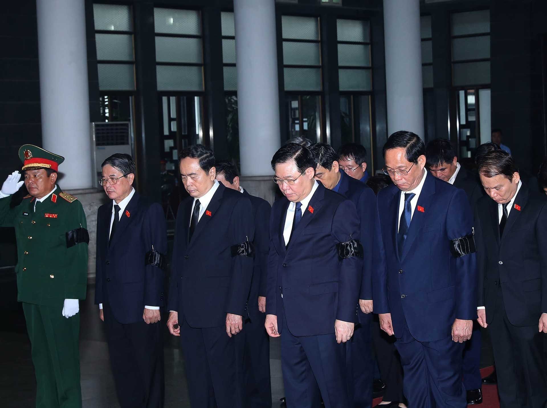 Đoàn Quốc hội do Chủ tịch Quốc hội Vương Đình Huệ dẫn đầu, viếng Thượng tướng Nguyễn Chí Vịnh. (Nguồn: TTXVN)